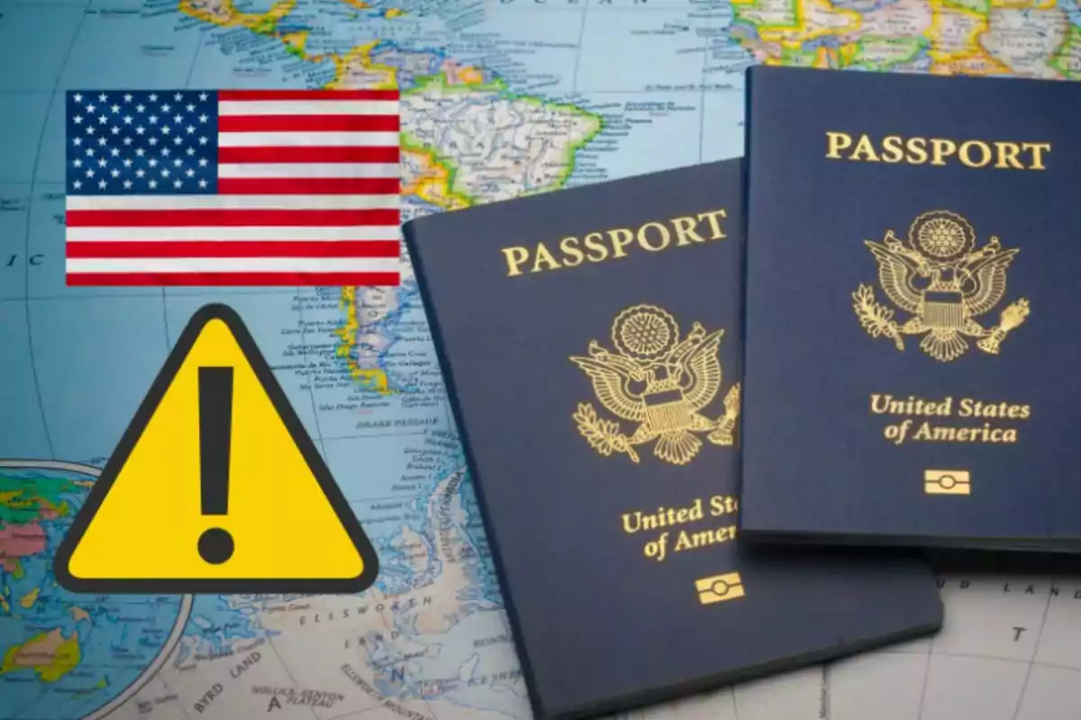 Dos pasaportes estadounidenses sobre un mapa junto a una bandera de Estados Unidos y un símbolo de advertencia amarillo