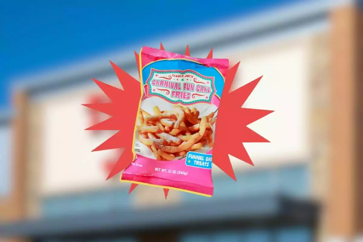 Bolsa de Carnival Fun Cake Fries de Trader Joe’s en primer plano con fondo desenfocado Bolsa de Carnival Fun Cake Fries de Trader Joe’s en primer plano con fondo desenfocado