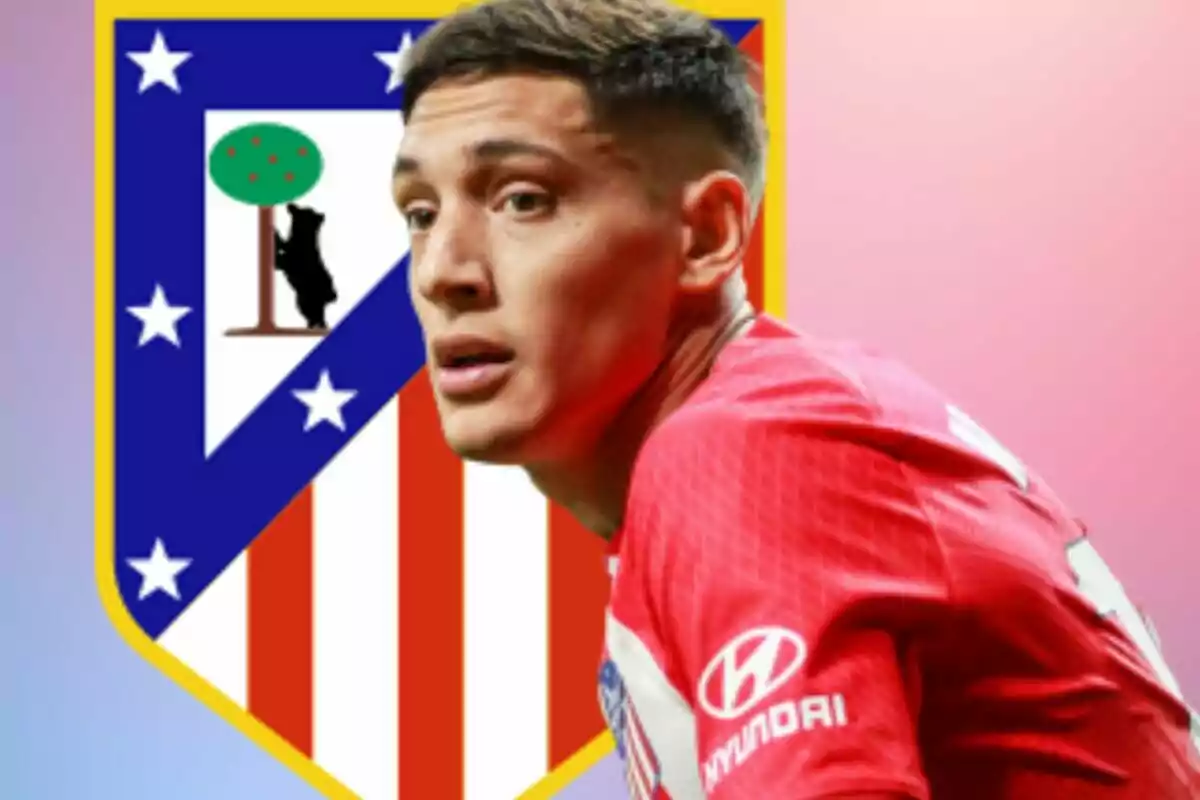 Futbolista con camiseta roja frente al escudo del Atlético de Madrid