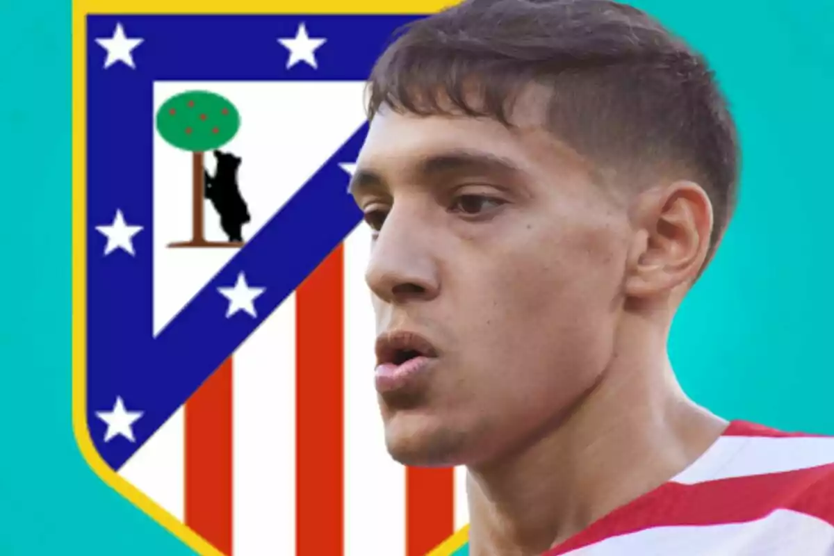 Un futbolista con camiseta rojiblanca aparece en primer plano con el escudo del Atlético de Madrid de fondo sobre un fondo celeste.