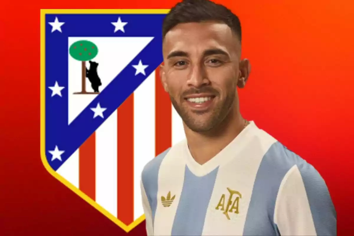 Hombre con camiseta de Argentina sonríe frente al escudo del Atlético de Madrid sobre un fondo rojo