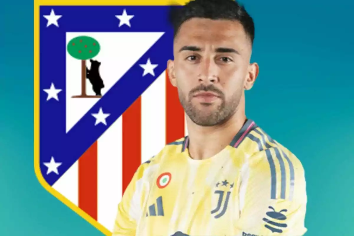 Futbolista con uniforme amarillo de la Juventus posando frente al escudo del Atlético de Madrid
