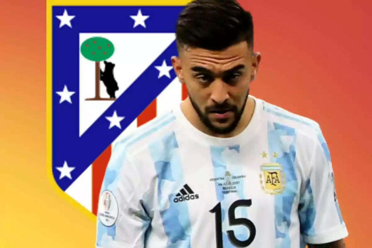 Futbolista con camiseta de Argentina frente al escudo del Atlético de Madrid sobre fondo degradado naranja