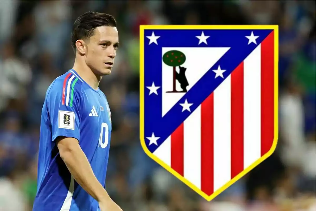Futbolista con uniforme azul junto al escudo del Atlético de Madrid