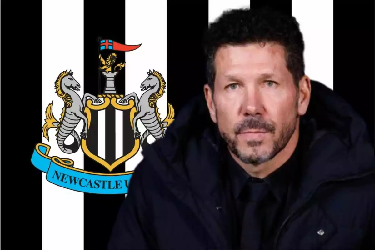 Hombre de cabello corto y barba con chaqueta oscura frente al escudo del Newcastle United sobre un fondo de rayas blancas y negras