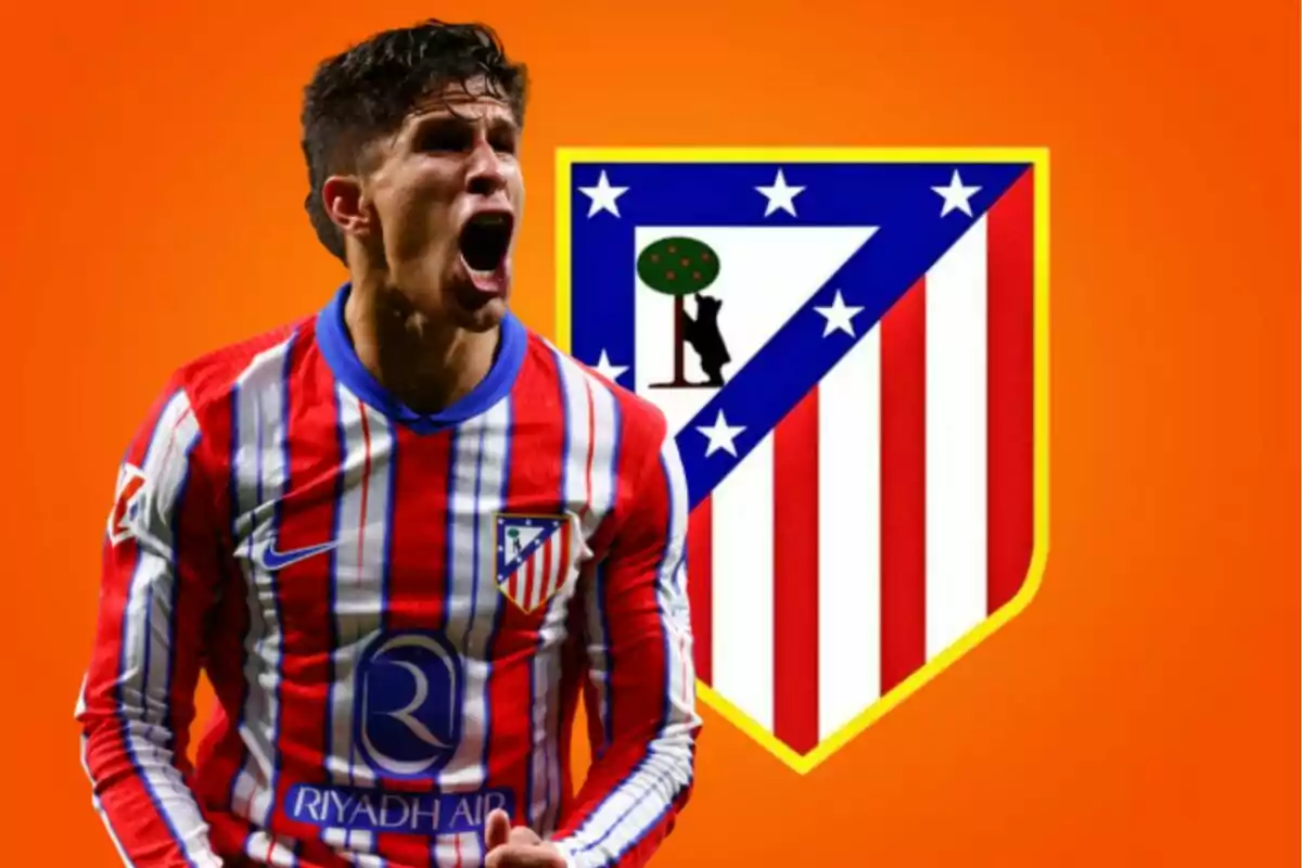 Futbolista con uniforme del Atlético de Madrid celebrando frente al escudo del club sobre un fondo naranja