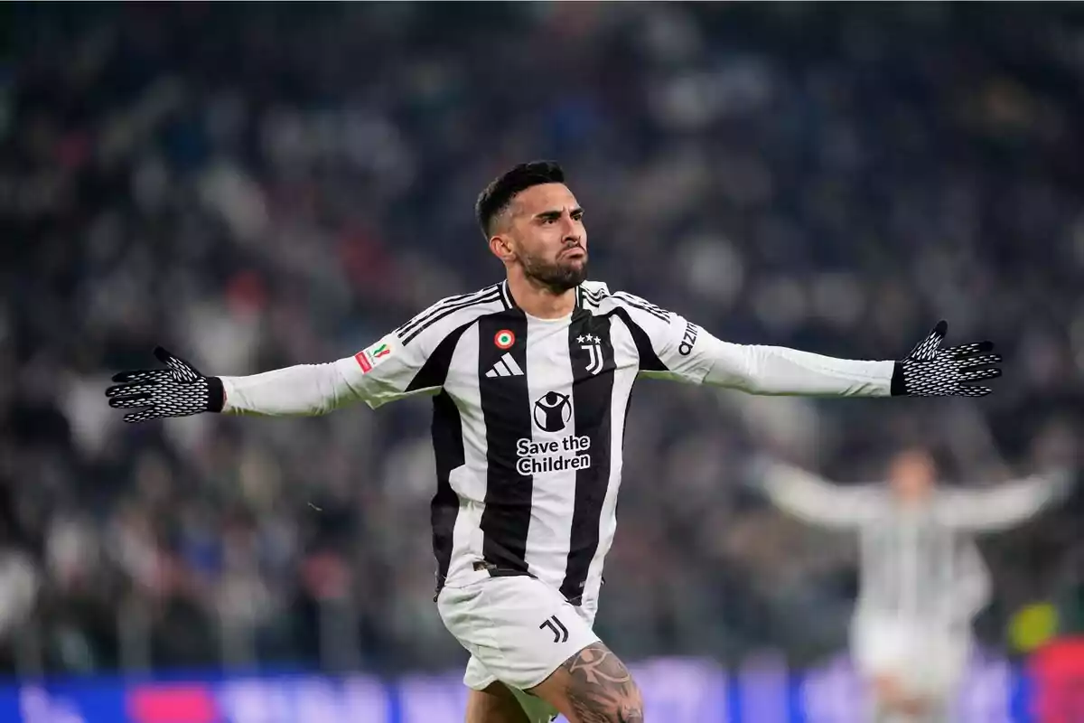 Futbolista de la Juventus celebrando un gol con los brazos extendidos en un estadio lleno de aficionados Futbolista de la Juventus celebrando un gol con los brazos extendidos en un estadio lleno de aficionados