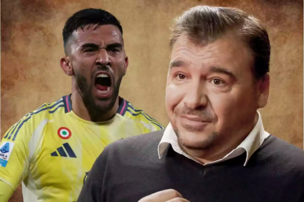 Un futbolista con uniforme amarillo grita con emoción mientras un hombre de suéter oscuro y camisa blanca aparece en primer plano con expresión seria sobre un fondo marrón.