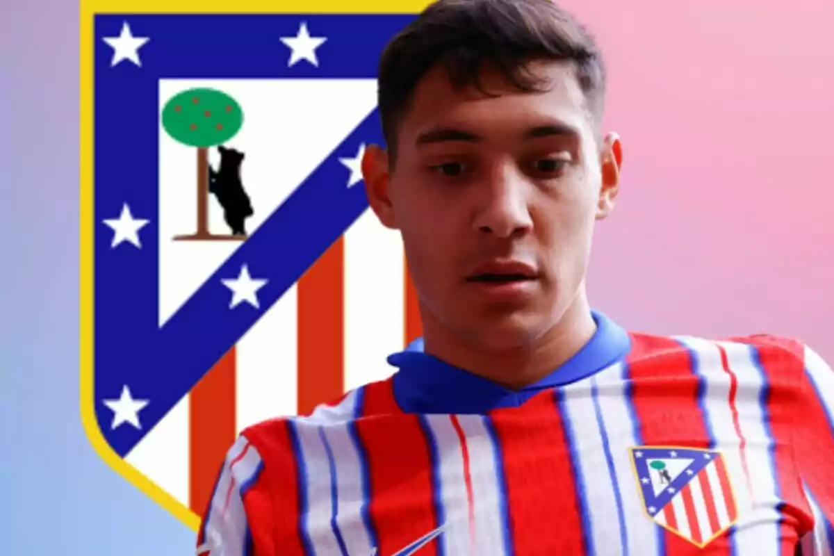 Jugador con camiseta del Atlético de Madrid frente al escudo del club sobre un fondo degradado rosa y azul