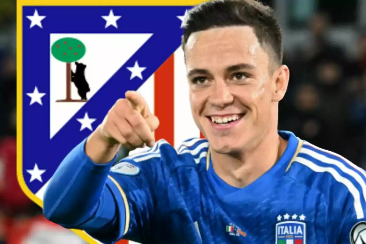 Futbolista con uniforme azul de Italia sonríe y señala al frente con el escudo del Atlético de Madrid de fondo