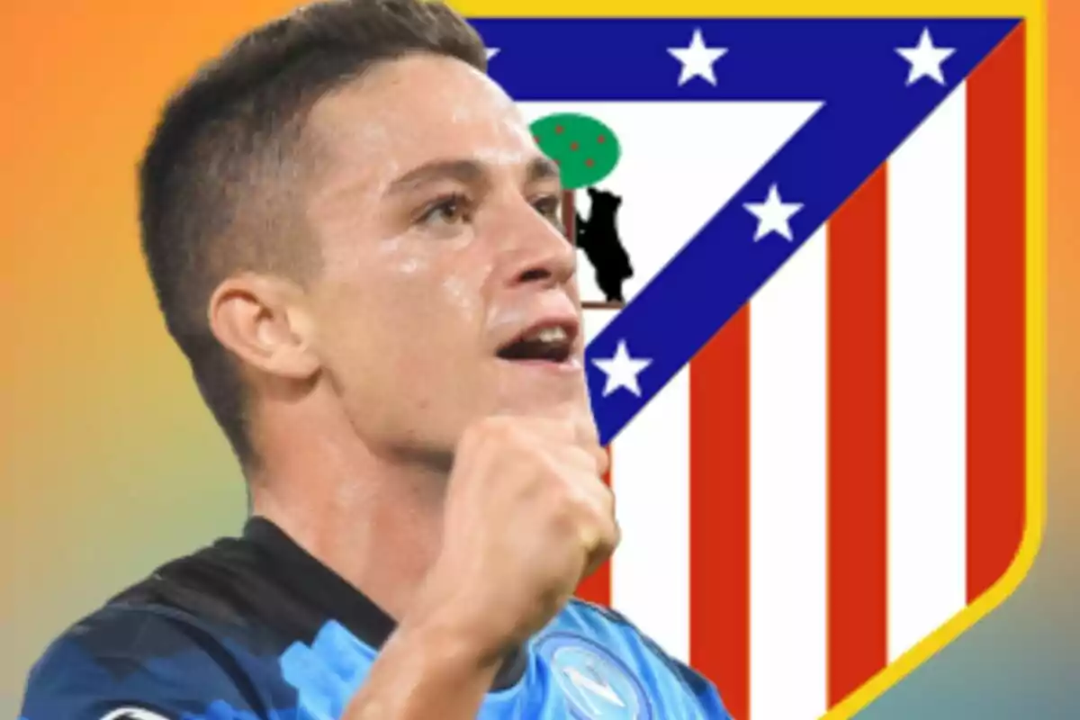 Futbolista celebrando con el escudo del Atlético de Madrid de fondo