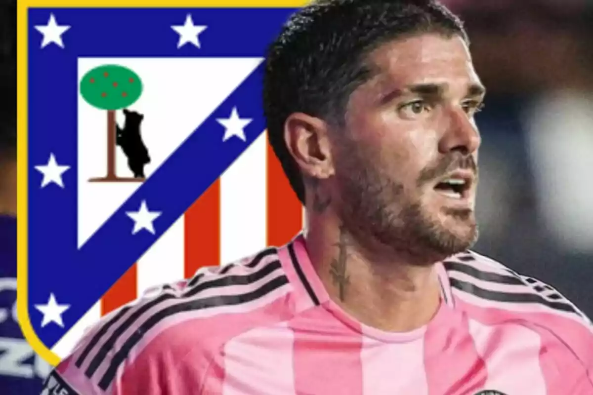 Futbolista con uniforme rosa y negro en primer plano con el escudo del Atlético de Madrid al fondo