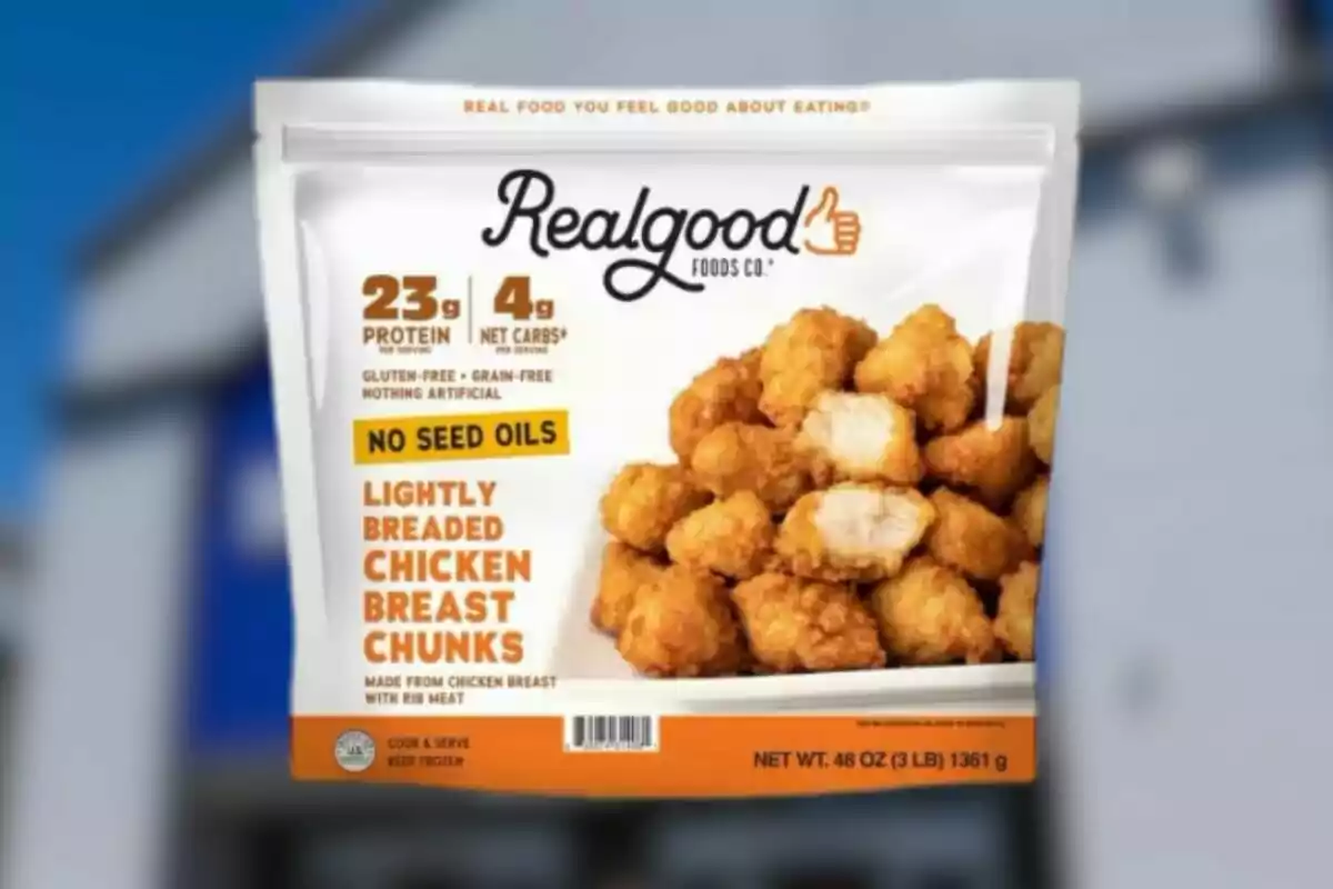 Bolsa de trozos de pechuga de pollo empanizados de la marca Realgood Foods Co con información nutricional y la leyenda sin aceites de semillas Bolsa de trozos de pechuga de pollo empanizados de la marca Realgood Foods Co con información nutricional y la leyenda sin aceites de semillas