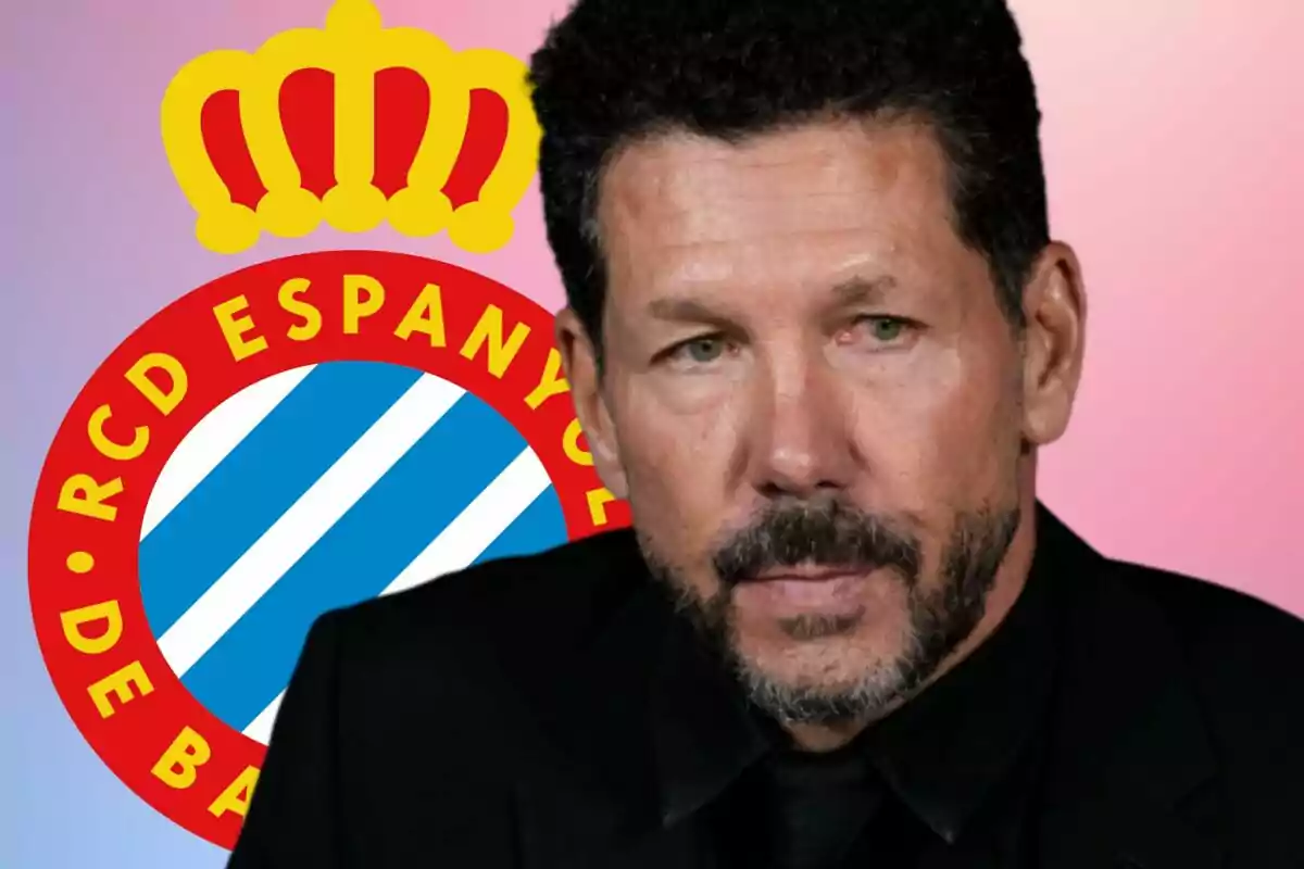 Un hombre de cabello rizado y barba con expresión seria aparece en primer plano, al fondo se observa el escudo del RCD Espanyol sobre un fondo degradado en tonos rosados y azules.