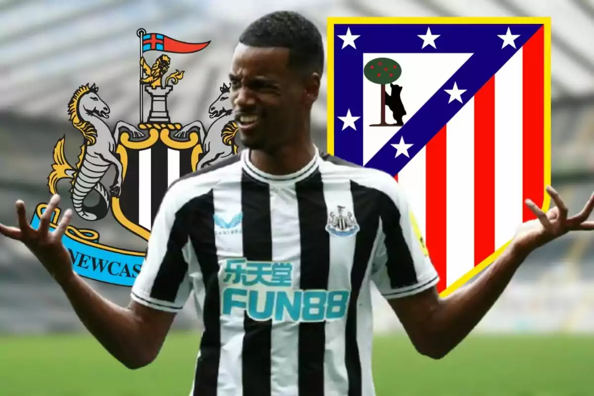 Futbolista con uniforme de Newcastle United en el centro, con los escudos de Newcastle United y Atlético de Madrid al fondo, mostrando una expresión de confusión o duda.