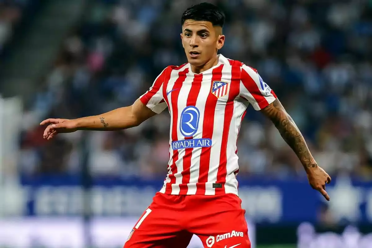 Futbolista con uniforme del Atlético de Madrid en acción durante un partido Futbolista con uniforme del Atlético de Madrid en acción durante un partido