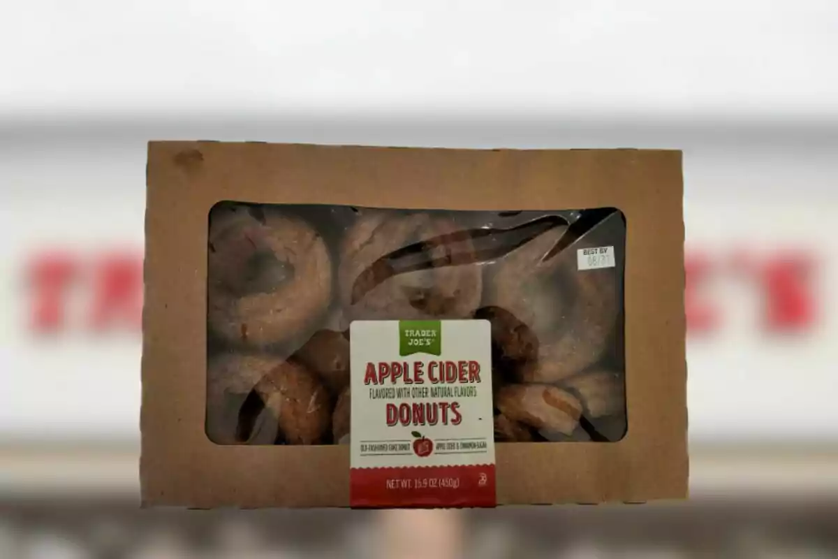 Caja de donas de sidra de manzana de Trader Joe's con ventana transparente mostrando las donas en el interior Caja de donas de sidra de manzana de Trader Joe's con ventana transparente mostrando las donas en el interior