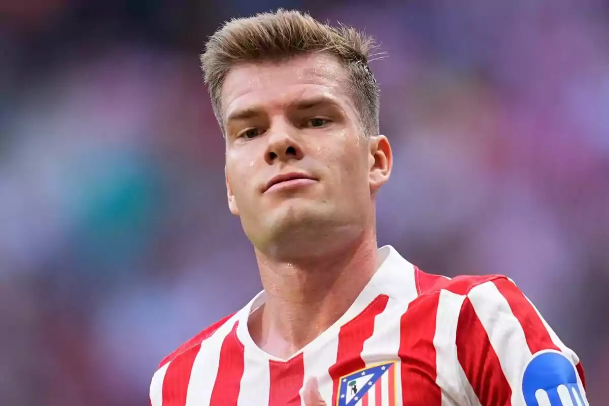Futbolista con camiseta rojiblanca del Atlético de Madrid en un estadio