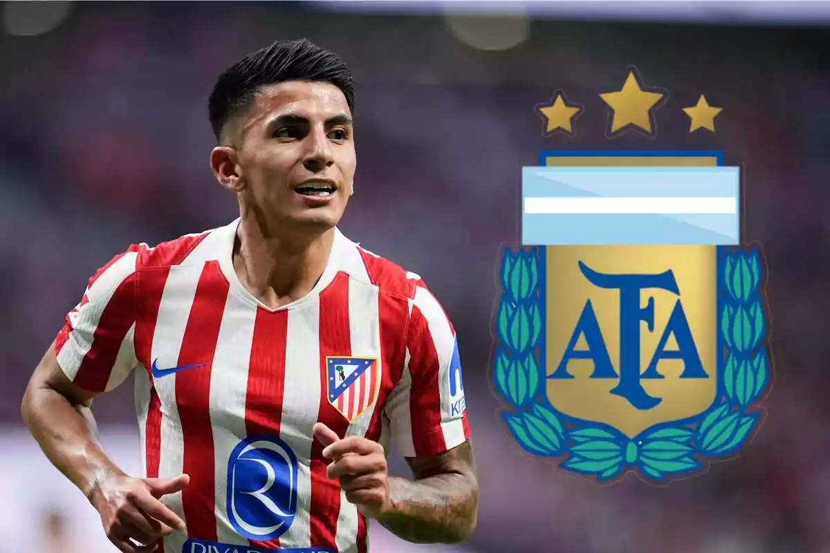 Futbolista con camiseta del Atlético de Madrid junto al escudo de la Asociación del Fútbol Argentino