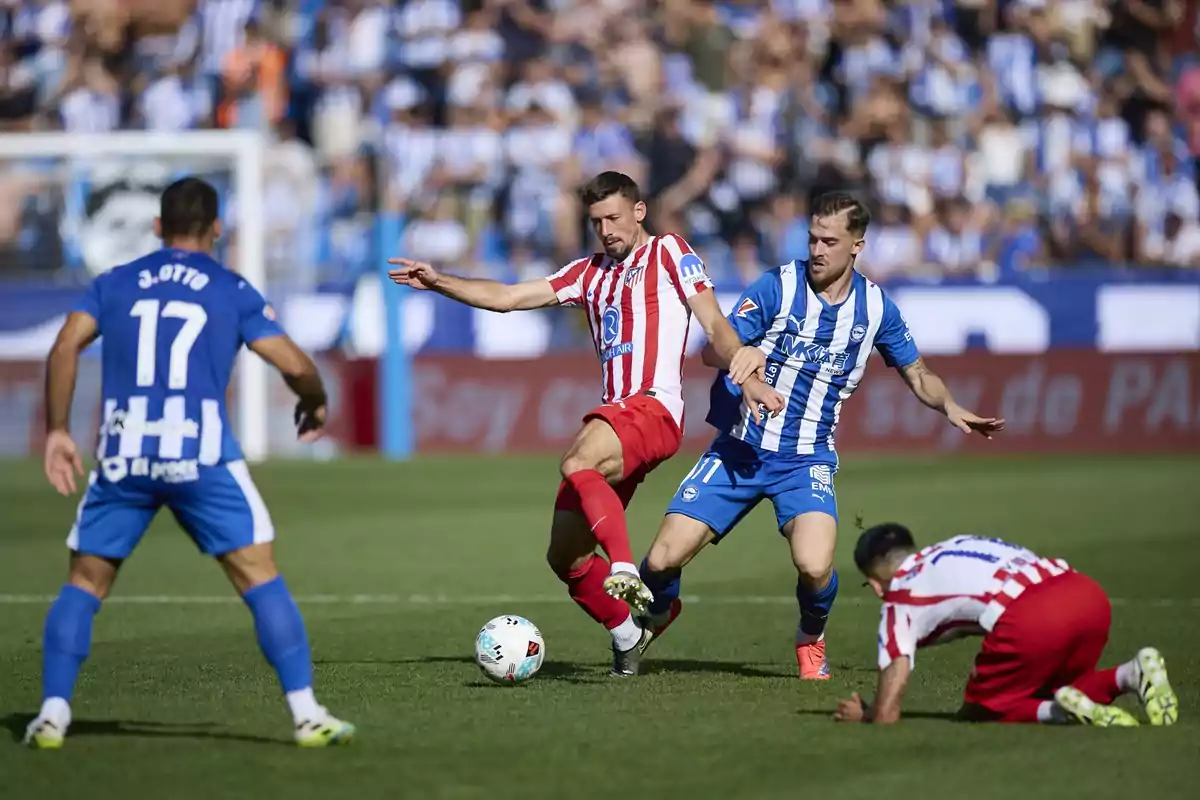 Clement Lenglet peleando por un balon Clement Lenglet peleando por un balon