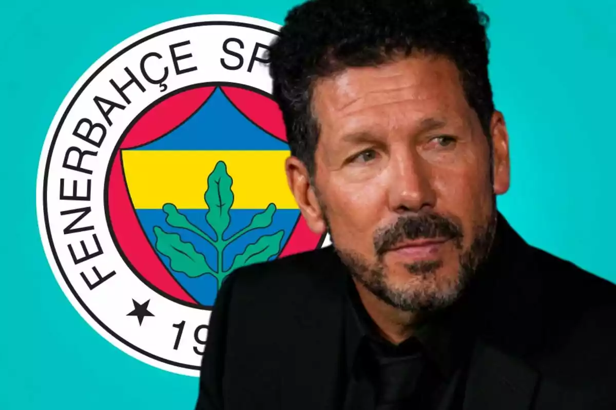 Hombre de cabello rizado y barba con expresión seria frente al escudo del club Fenerbahçe sobre fondo turquesa