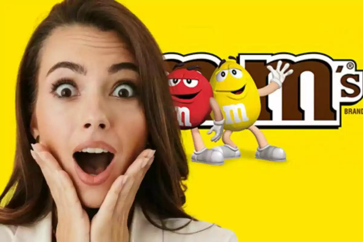 Mujer sorprendida con las manos en el rostro frente a un fondo amarillo con los personajes de M&M's