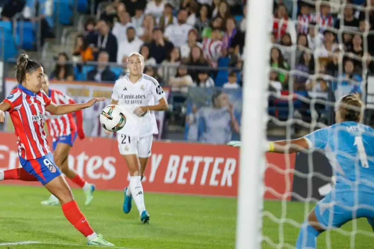 El Atlético de Madrid trata de reaccionar ante un Real Madrid dominante