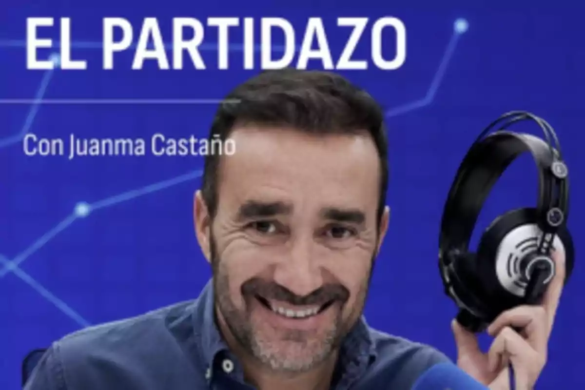 Hombre sonriendo con auriculares en la mano sobre un fondo azul con texto que dice "El Partidazo con Juanma Castaño".