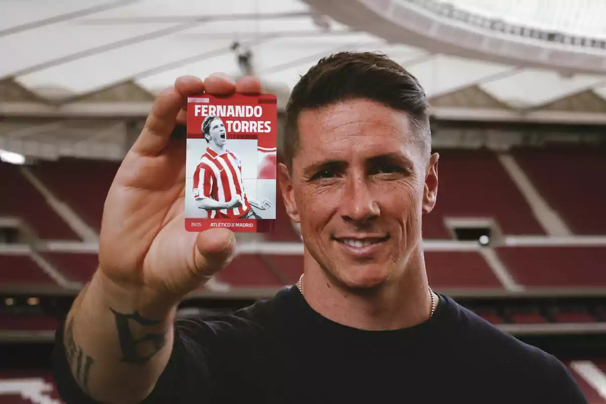 Fernando Torres posa con el nuevo carnet de socio para la temporada 2024/25