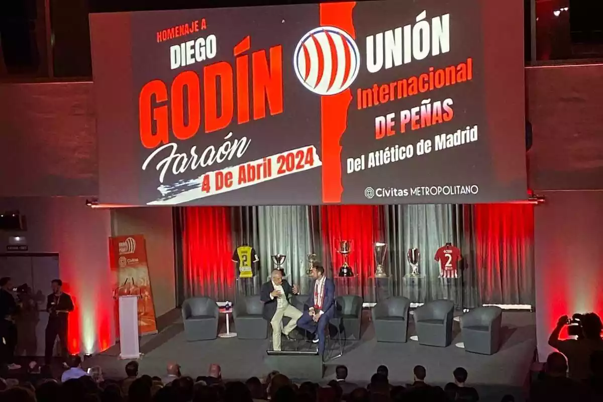 Acto de Diego Godín en el Metropolitano