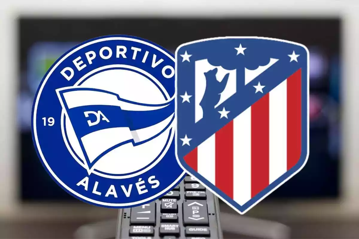 Los escudos del Deportivo Alavés y el Atlético de Madrid junto a un mando de TV