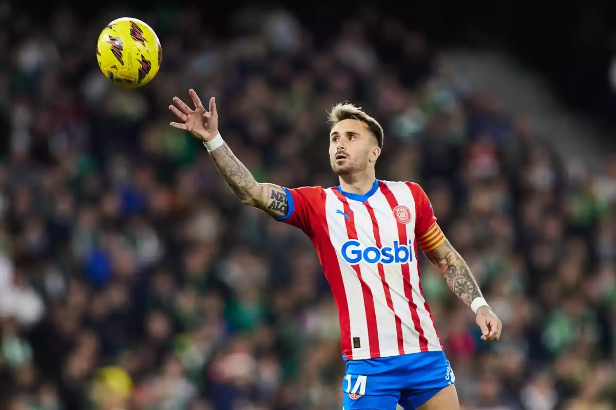 Aleix García durante un partido del Girona cogiendo la pelota con la mano Aleix García durante un partido del Girona cogiendo la pelota con la mano