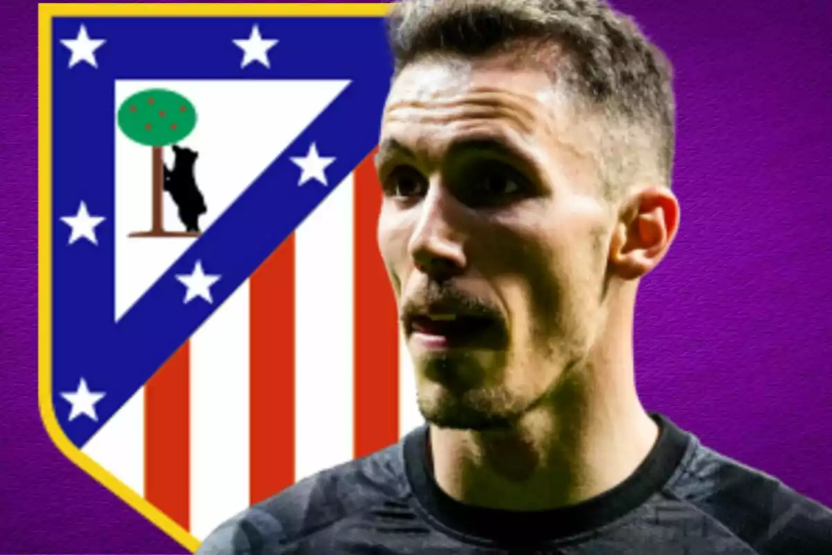 Un jugador de fútbol con el escudo del Atlético de Madrid de fondo sobre un fondo morado.