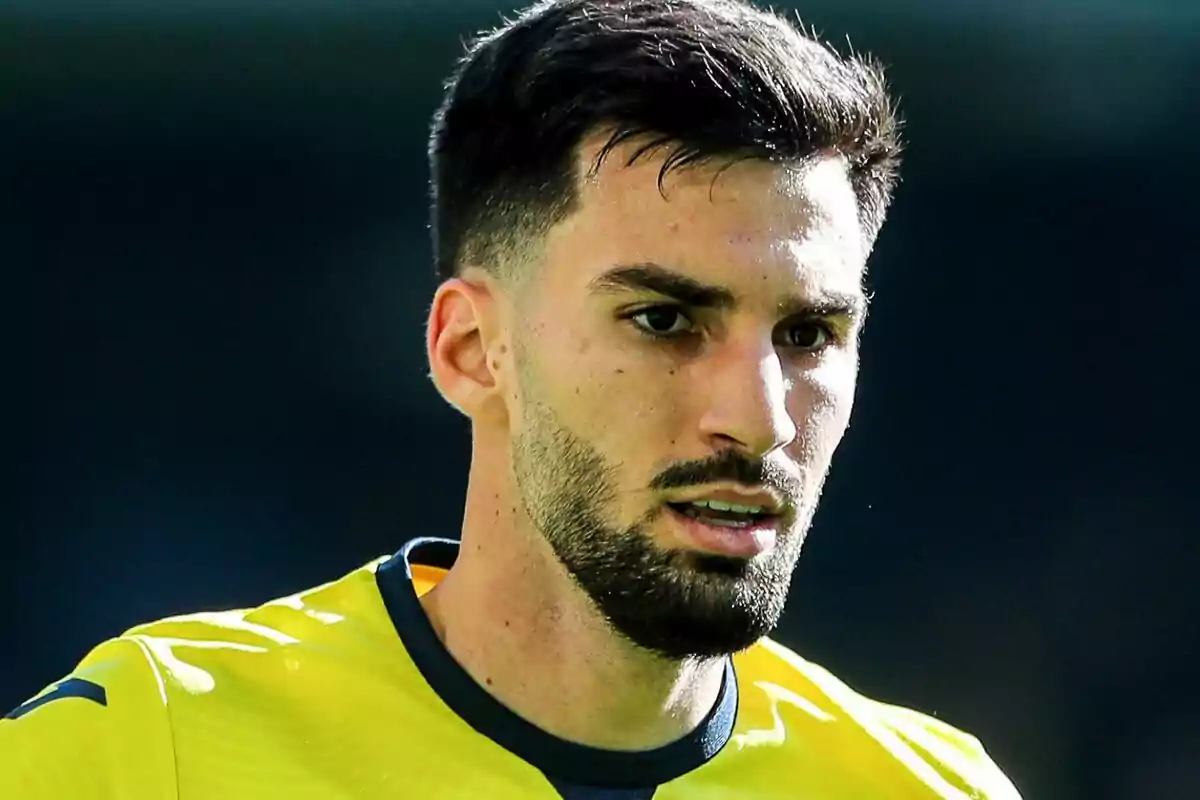 Un jugador de fútbol con camiseta amarilla y barba corta. Un jugador de fútbol con camiseta amarilla y barba corta.