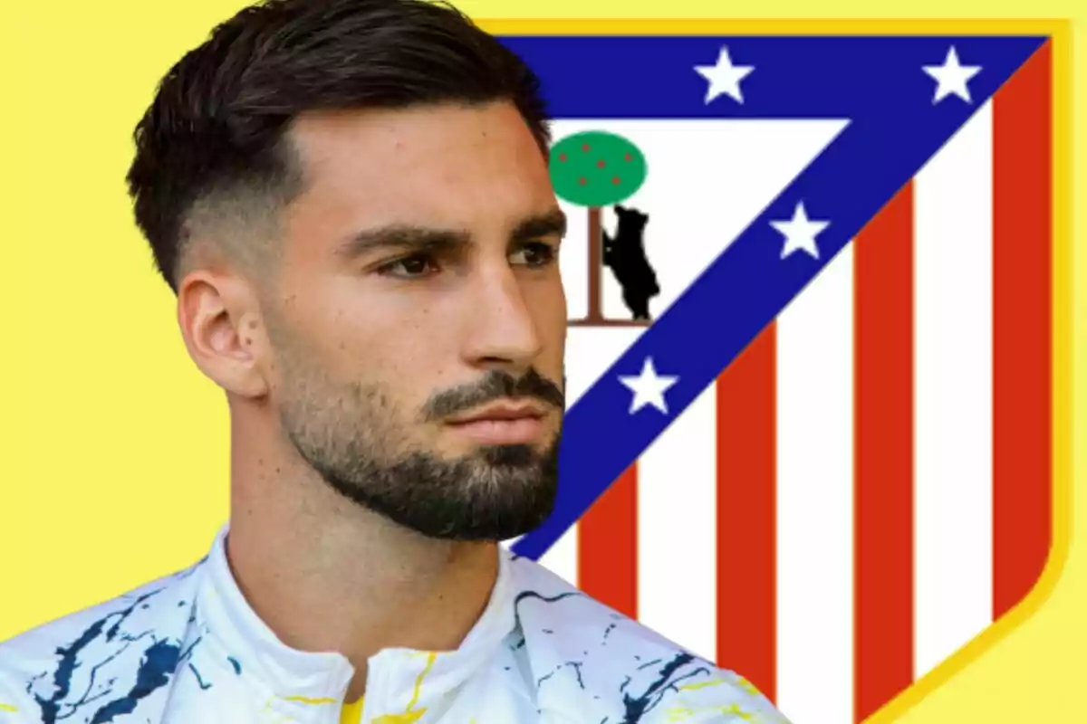 Hombre con barba y cabello corto mirando hacia la izquierda con el escudo del Atlético de Madrid de fondo sobre un fondo amarillo