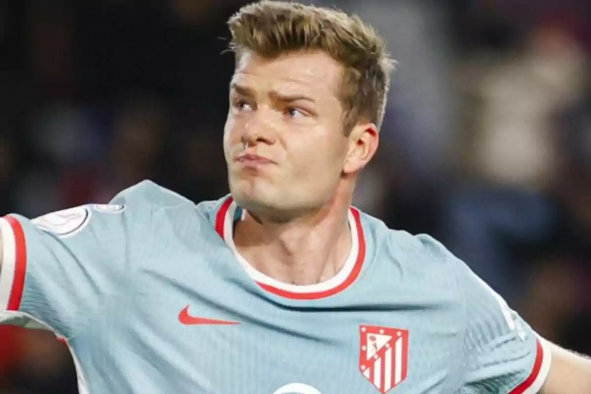 Un jugador de fútbol con uniforme azul claro del Atlético de Madrid en el campo.