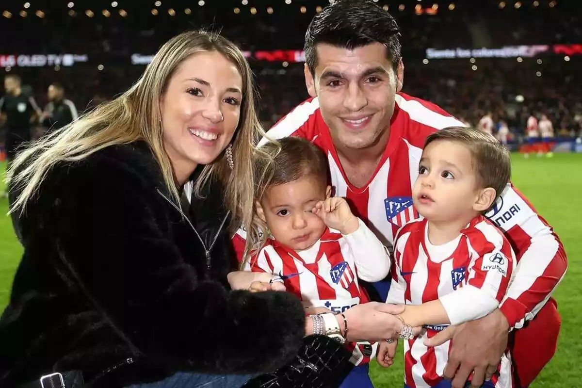 Alvaro Morata posando junto a Alice Campello y sus hijos
