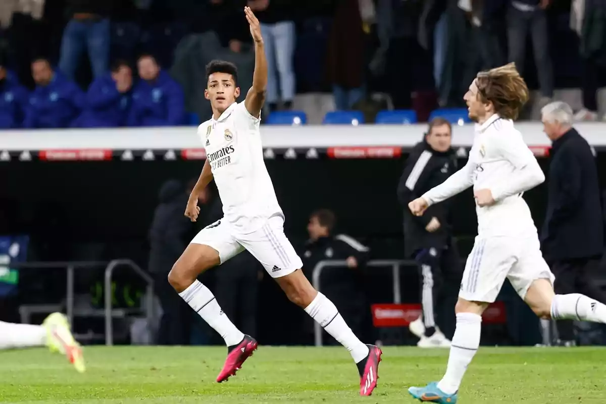 Álvaro Rodríguez raising his left arm after scoring a goal at the Santiago Bernabéu