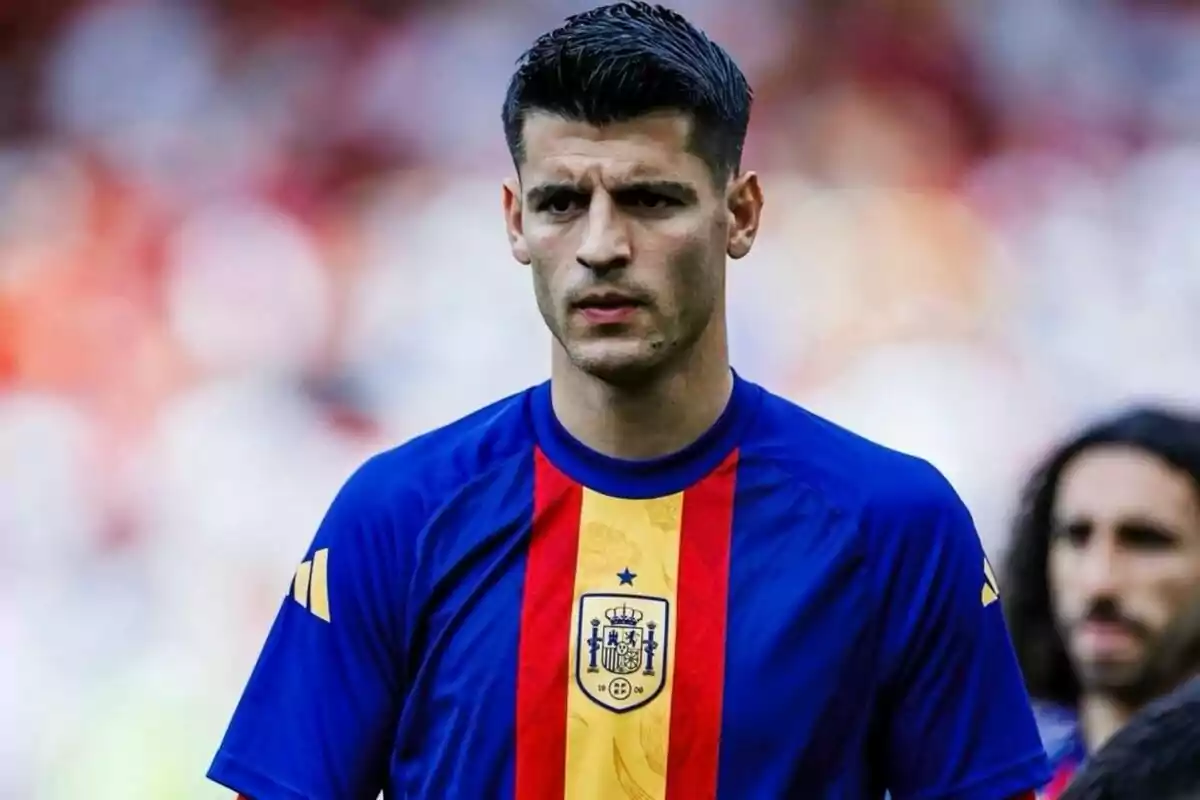 Jugador de fútbol con camiseta de la selección española.