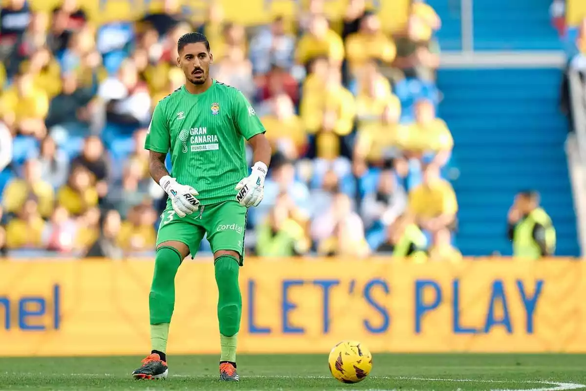 Álvaro Valles durante un partido con la UD Las Palmas dando un pase