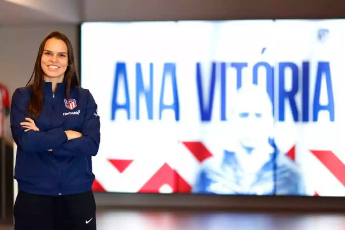 Ana Vitoria posando como nueva jugadora del Atlético de Madrid Femenino