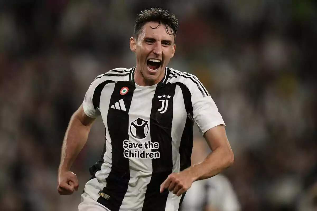 Futbolista con uniforme de la Juventus celebrando efusivamente en el campo de juego Futbolista con uniforme de la Juventus celebrando efusivamente en el campo de juego