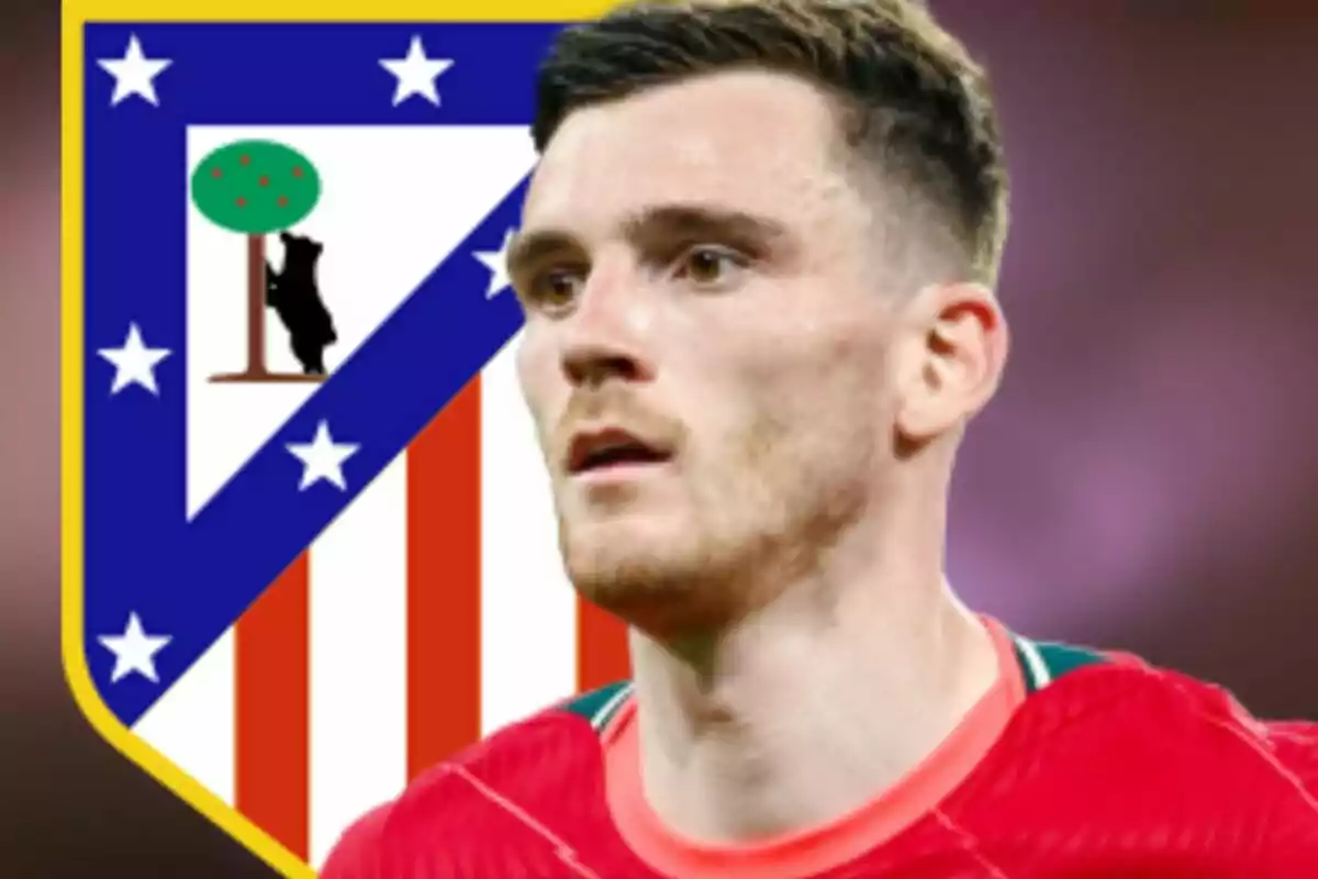 Futbolista con camiseta roja frente al escudo del Atlético de Madrid