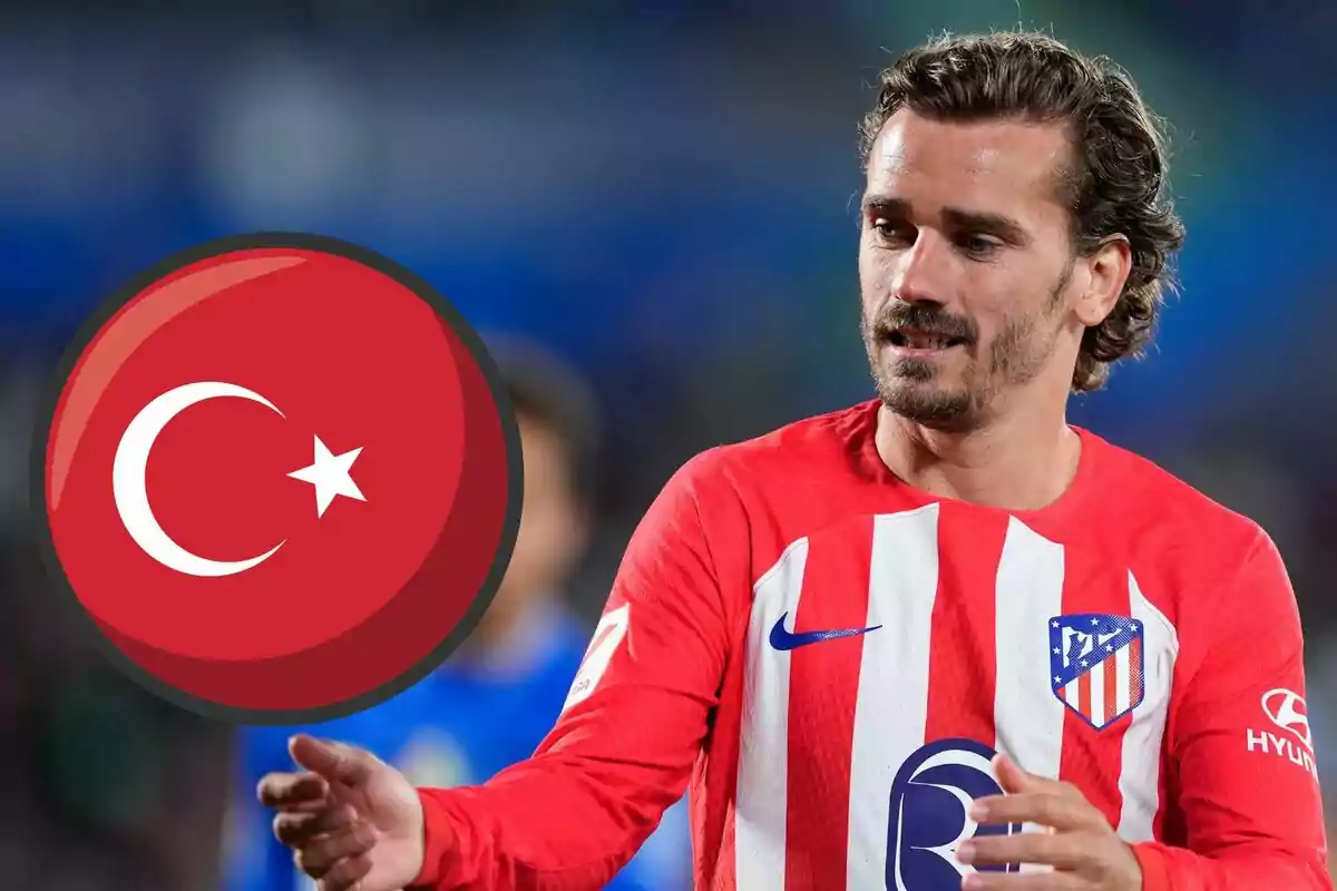 Jugador de fútbol con camiseta del Atlético de Madrid junto a un gráfico de la bandera de Turquía.