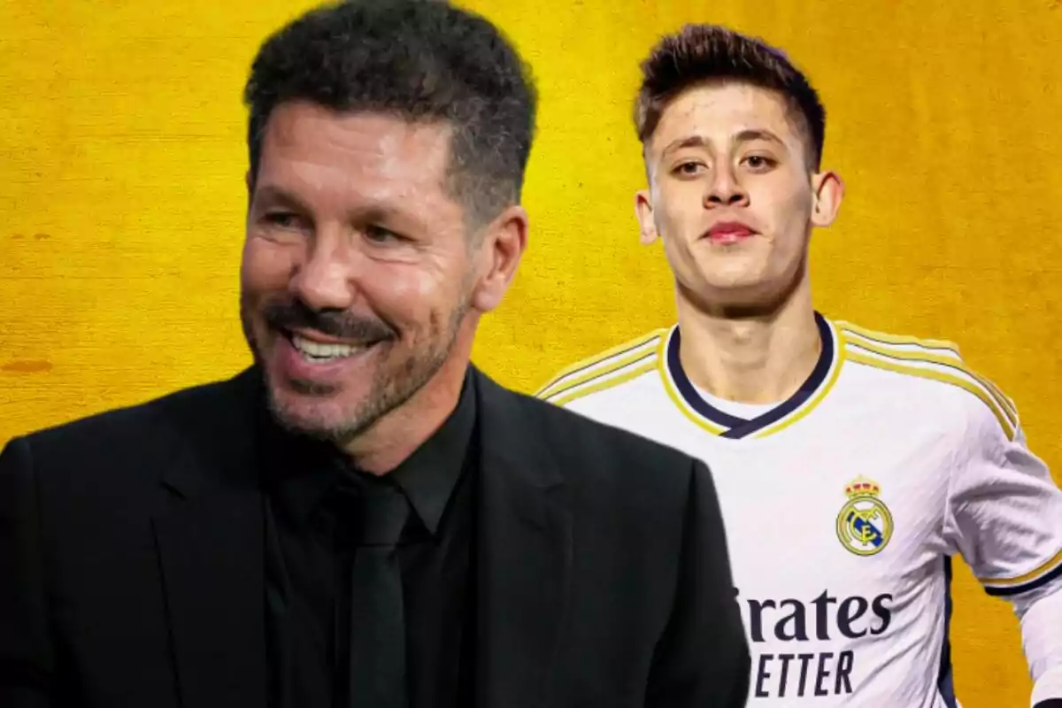 Dos hombres sonrientes frente a un fondo amarillo, uno lleva traje negro y el otro viste una camiseta de fútbol blanca.