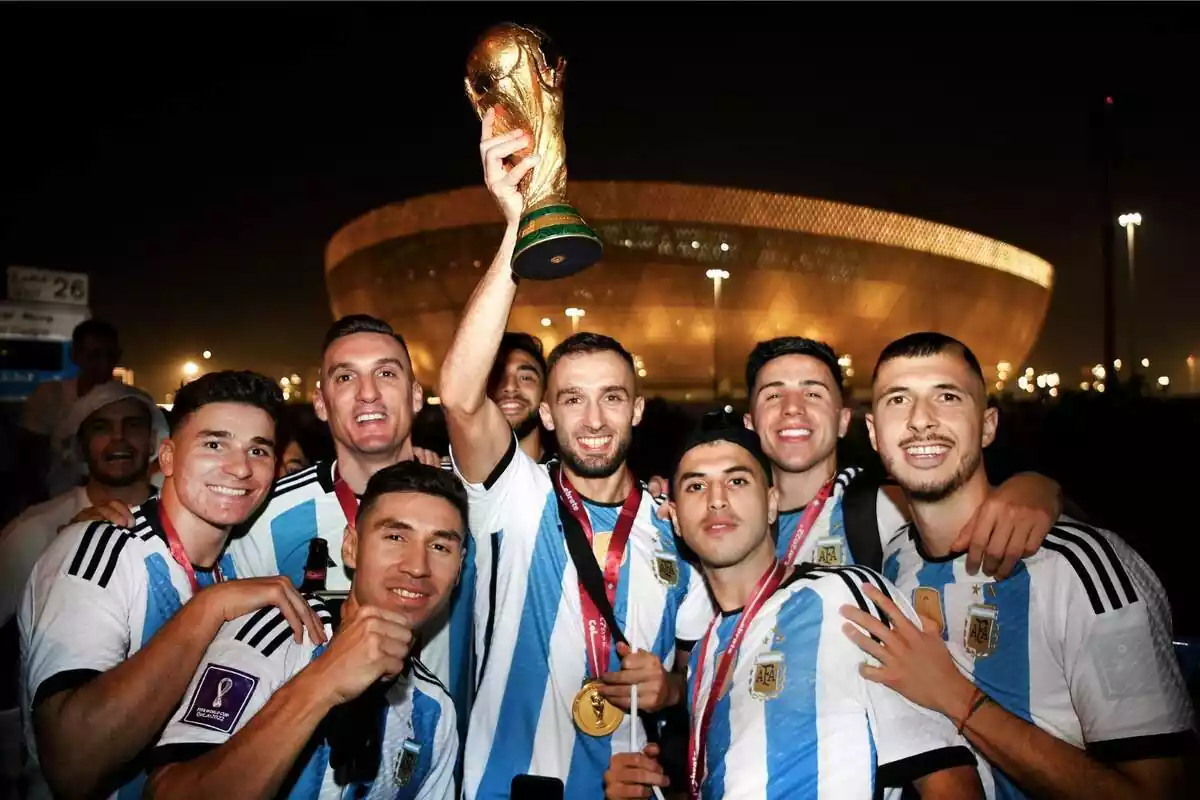 Jugadores argentinos levantando la copa del mundo