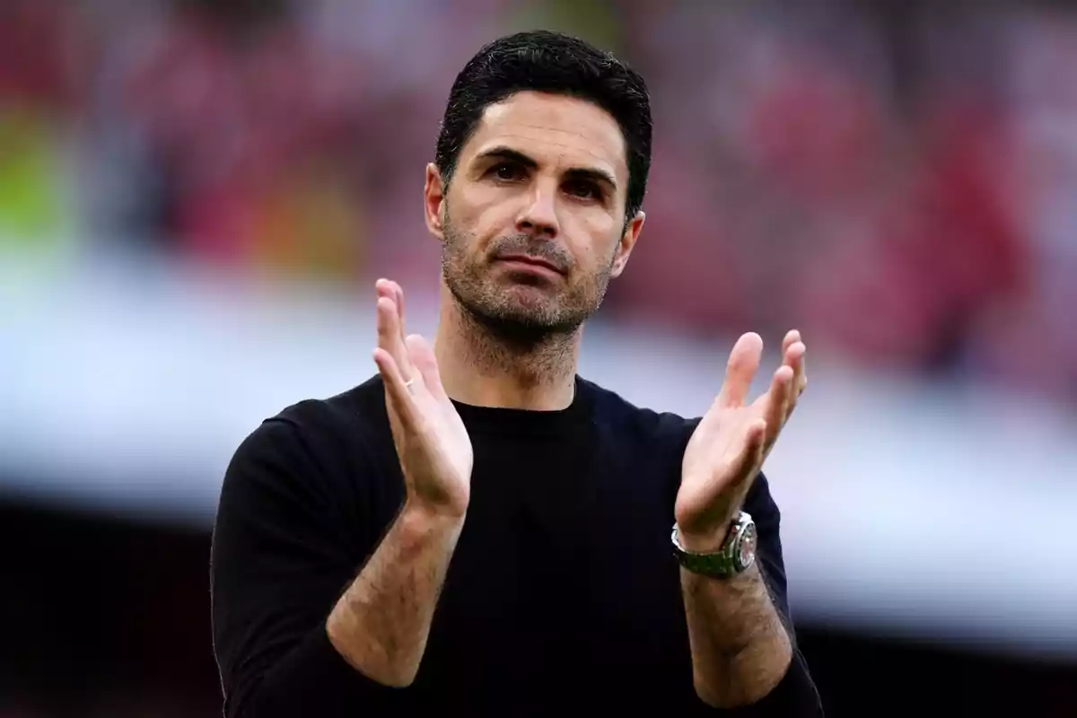 Mikel Arteta aplaude con una camiseta de color negro