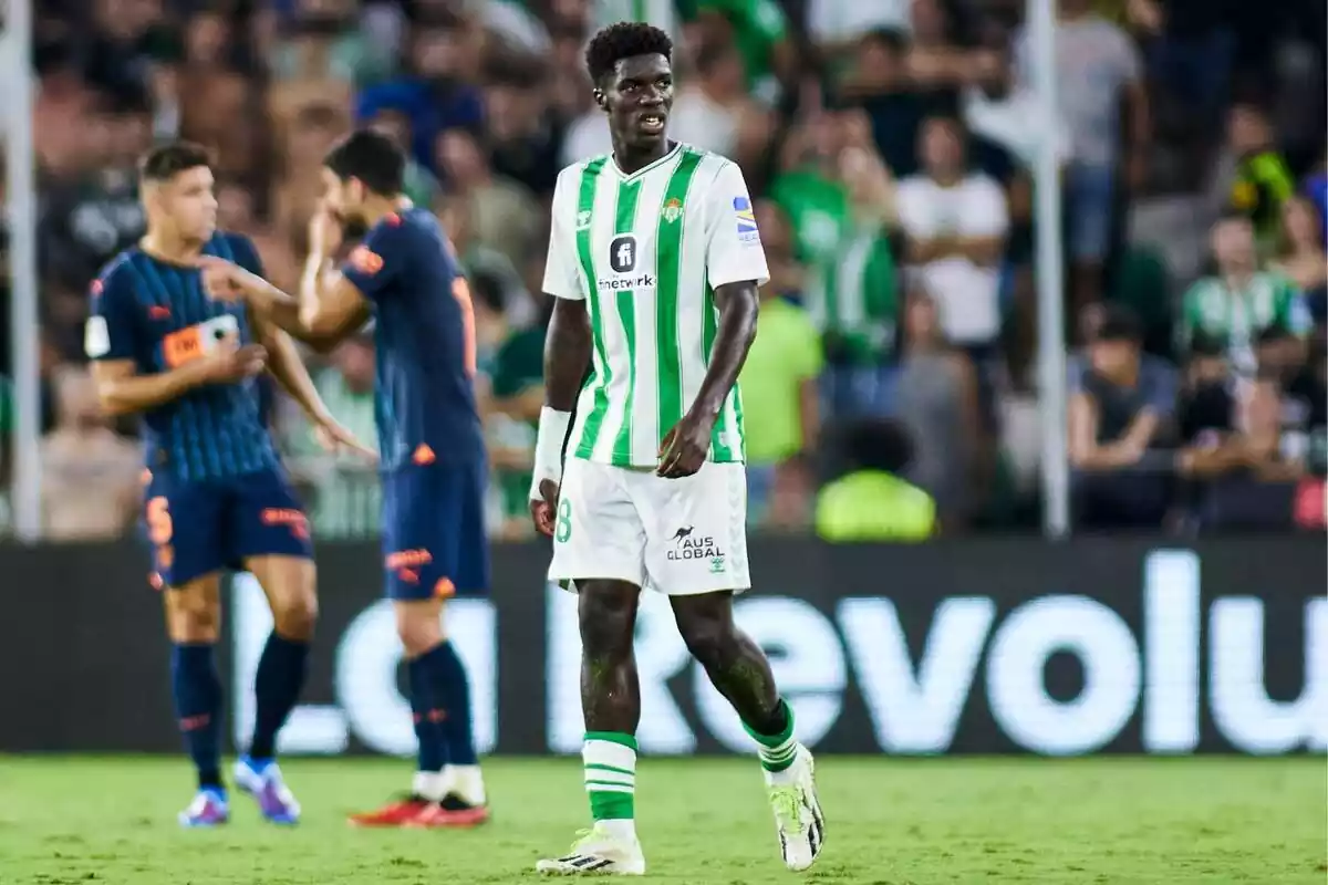 Assane Diao mirando a un compañero en el enfrentamiento contra el Valencia CF