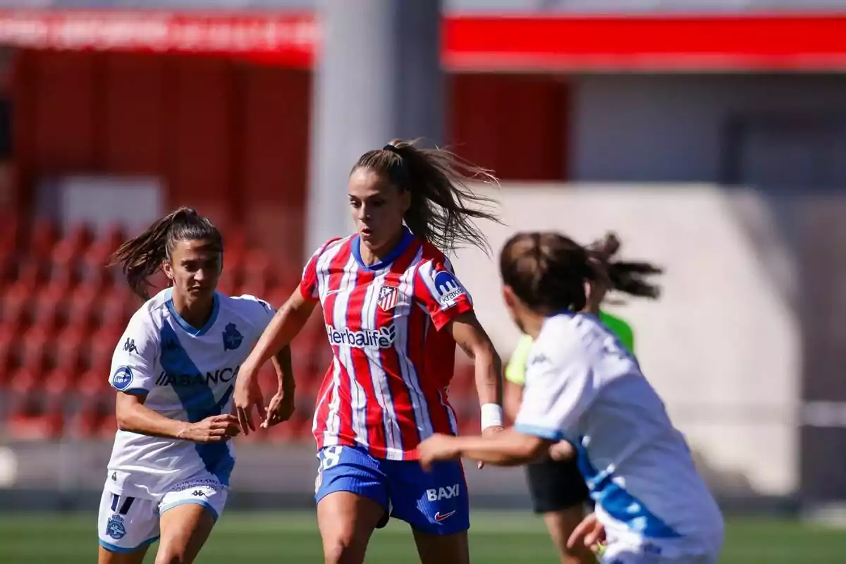 El Atlético de Madrid, en un lance del duelo de la segunda jornada de la Liga F ante el Deportivo de la Coruña