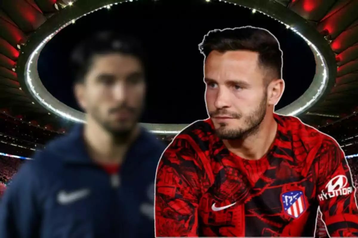 Dos jugadores de fútbol en un estadio, uno de ellos con la camiseta del Atlético de Madrid.